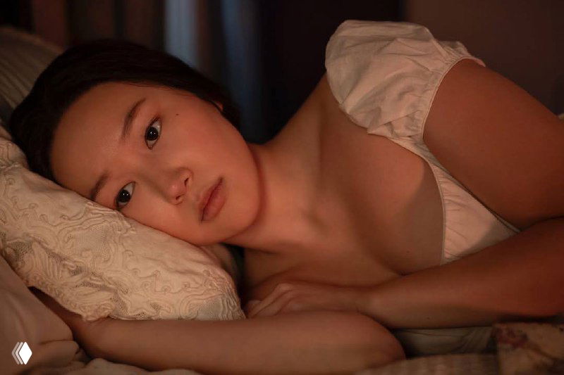 Кадр с траурной сценой: героини в тёмной одежде, мрачная палитра и свечи, косвенные указания на возможную потерю в семье Бриджертонов.