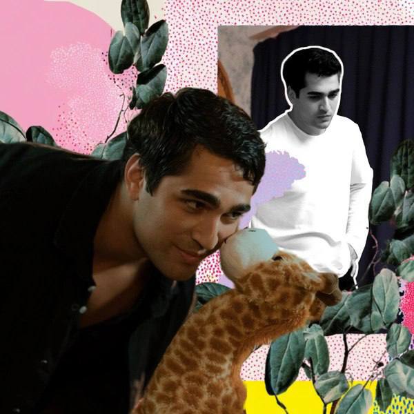 Коллаж: мужчина в темной рубашке кормит игрушечного жирафа на фоне декоративных листьев и монохромного дублирования.