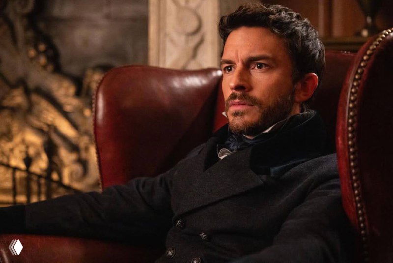 Портретный кадр Бенедикта: серьёзный взгляд виконта в профиль, костюм и детали интерьера подчёркивают центральную роль персонажа в истории.