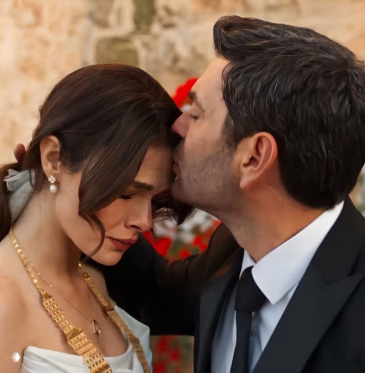 Мягкий кадр: Джихан целует лоб Альи, она опустила глаза — трогательная сцена с золотыми украшениями и драматичным настроением.