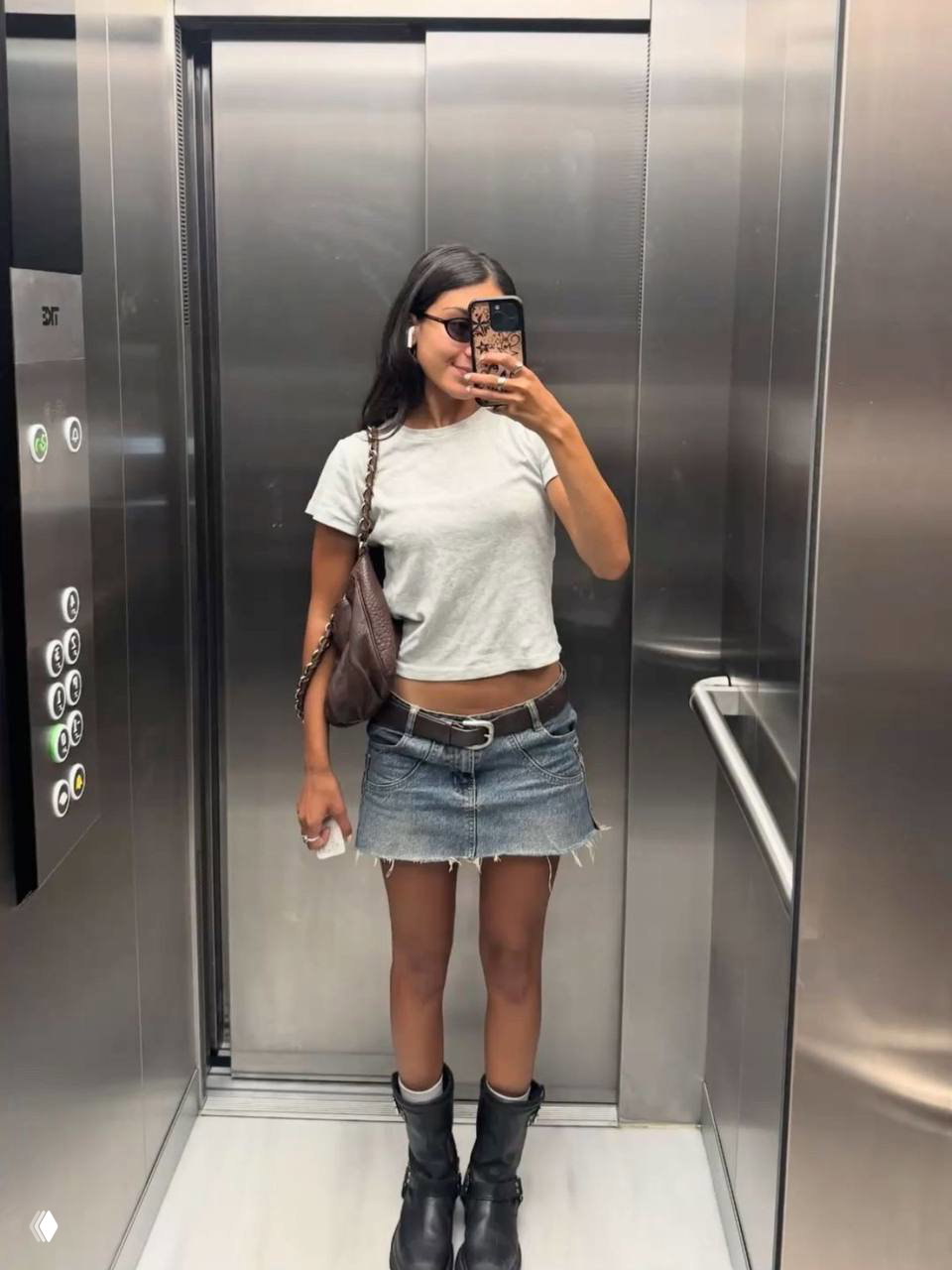 Джинсовая мини-юбка этой весной