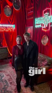 Тимофей Кочнев и Таисья Калинина вместе на красной дорожке: пара в вечерних образах на фоне неоновой сцены и ярких декораций премьеры.