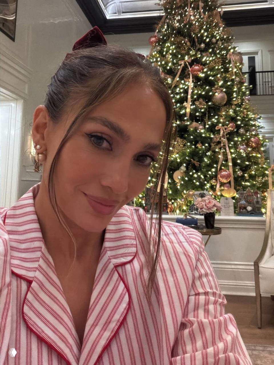 Дженнифер Лопес и семья в розовых пижамах