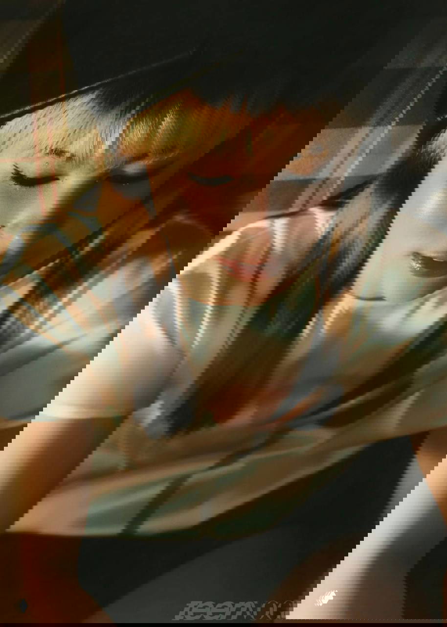 Портрет Алисы Лью с опущенным взглядом, мягким светом и подчёркнутыми стрелками в макияже — кадр из съёмки для подросткового Vogue.