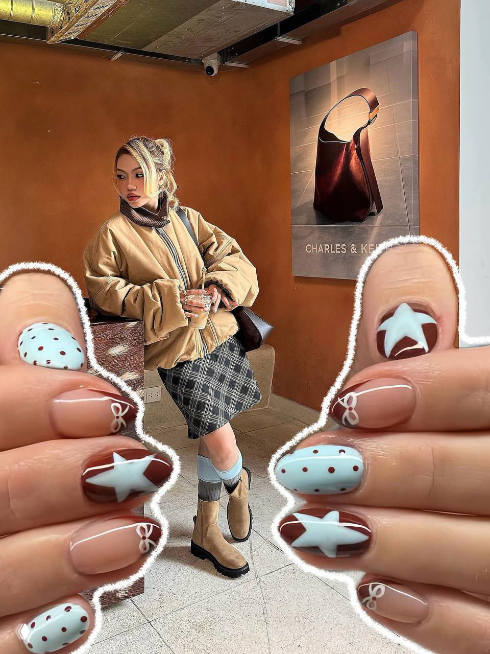 Маникюр с бирюзовыми звёздами и контрастными коричневыми акцентами в коллаже на фоне девушки в бежевой куртке в интерьерном кадре.