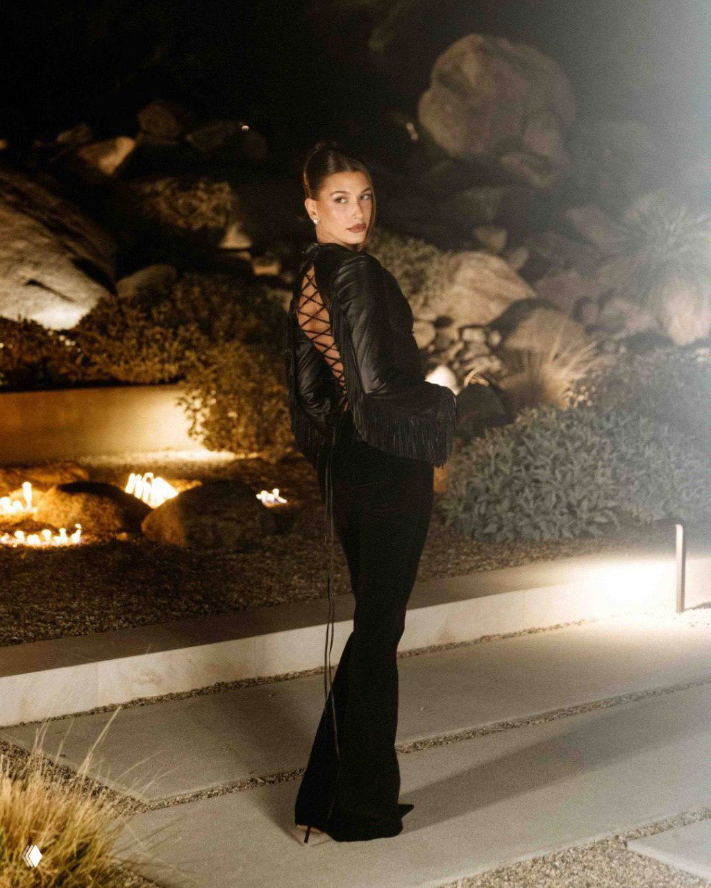 Хейли Бибер: препати к 29‑летию в кожаной комбинации