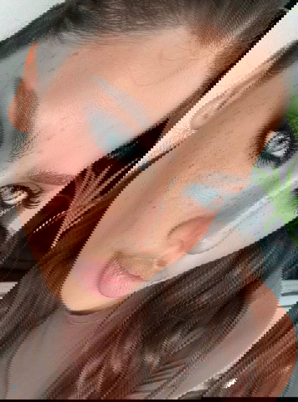 Крупный план лица с интенсивным дымчатым макияжем: тёмные тени вокруг глаз, подчёркнутые ресницы и естественные губы — эффект манящего взгляда.