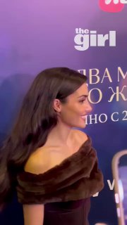 Крупный план Ханде Эрчел в вечернем платье на красной дорожке премьеры; актриса мельком вышла перед публикой на пару минут