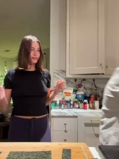 Хейли и Джастин в кухонной обстановке во время приготовления суши: пара рядом со столом и кухонными шкафчиками, динамичный момент ролика.