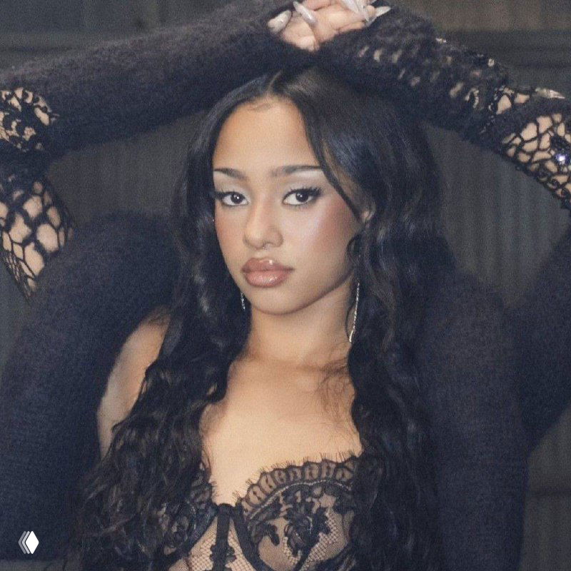 Искажённое художественное изображение лица женщины сквозь текстуру и глитч‑эффекты; черно‑белые и цветные фрагменты создают абстрактную композицию.