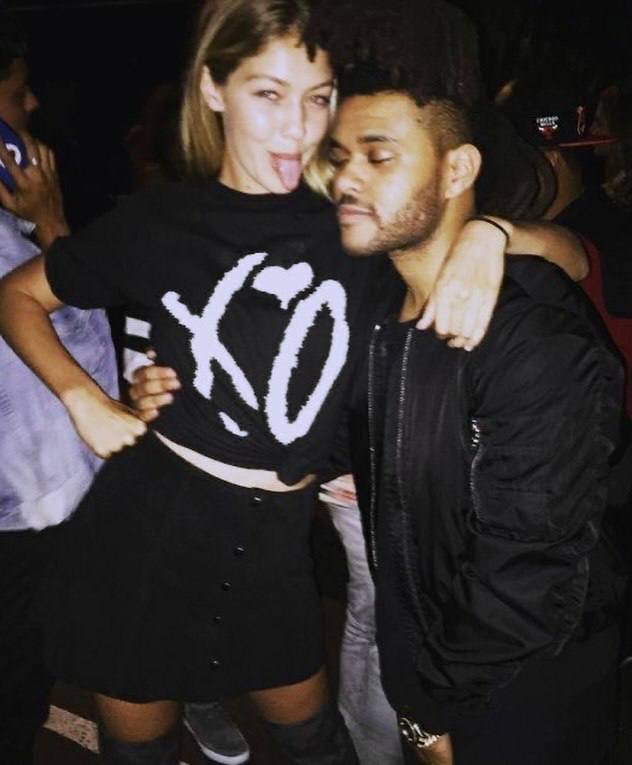 Девушка в чёрной футболке и молодой человек на танцполе, прикосновения и дружеская близость в низком свете — атмосферный ретро-кадр.