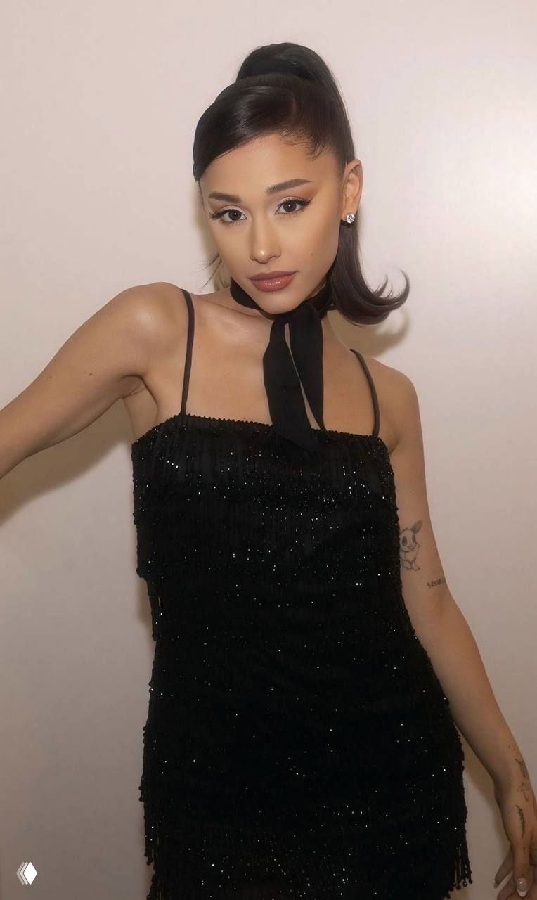 Женщина в вечернем платье с частично приподнятой прической и мальвинкой, мягкое освещение, портретный формат