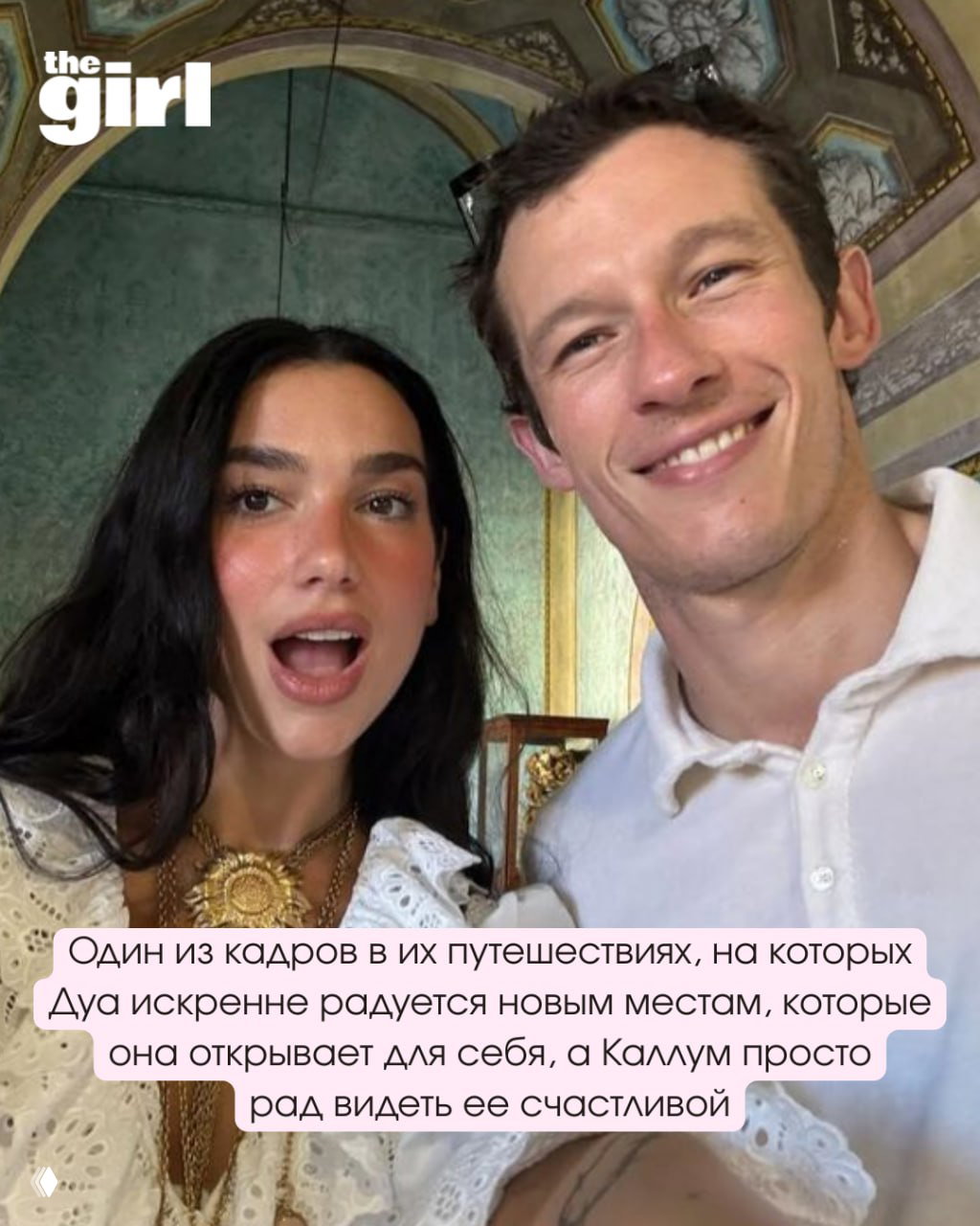 Крупный портрет молодого мужчины с широкой улыбкой и лёгкой небрежностью причёски — тёплый натуральный портретный кадр.