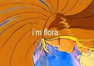 Кадр из заставки Winx: Флора в базовой форме на фоне вихря волос и зелёных мотивов, видна надпись «i'm flora», мягкие акварельные тона.