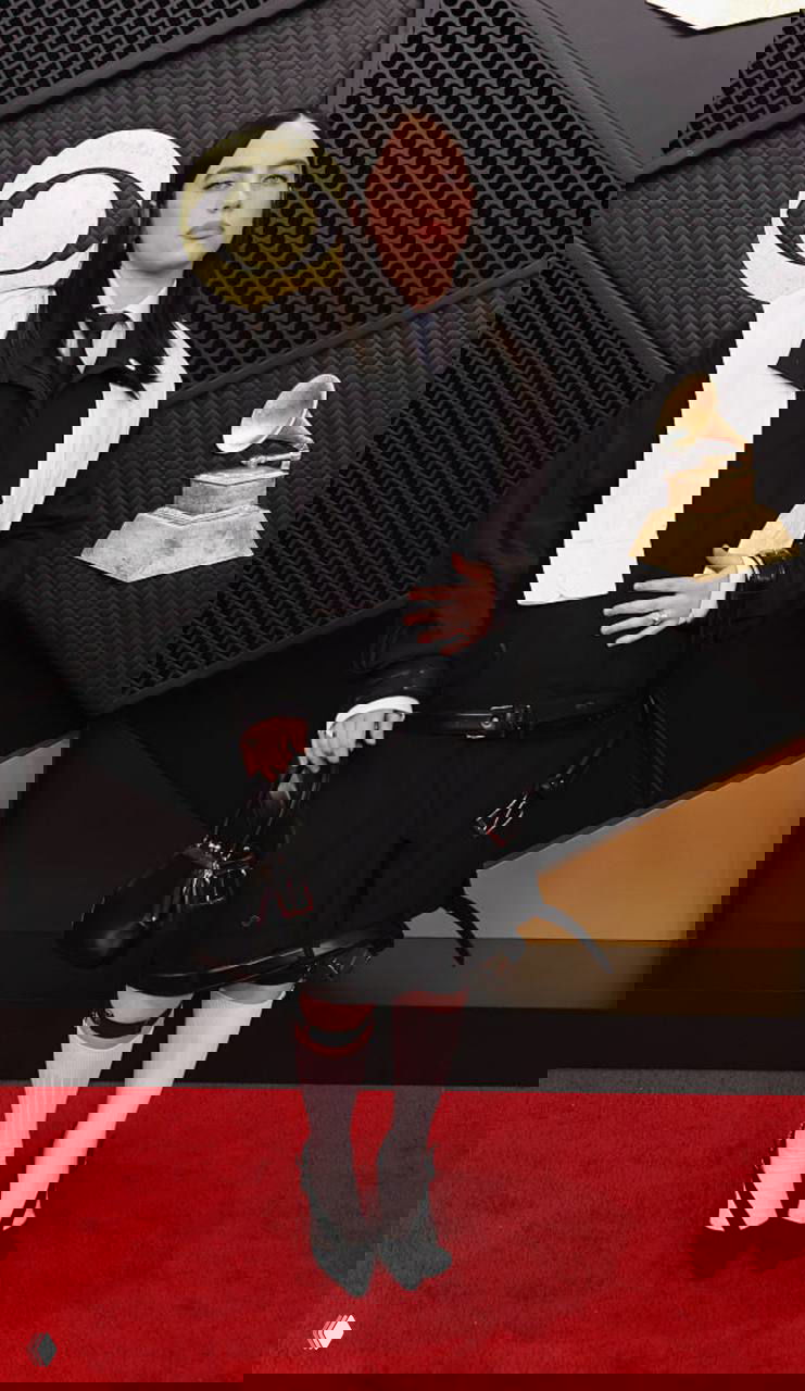 Билли Айлиш на красной дорожке «Грэмми» в наряде HODAKOVA; минималистичный чёрный образ с акцентом на силуэт и аксессуары.