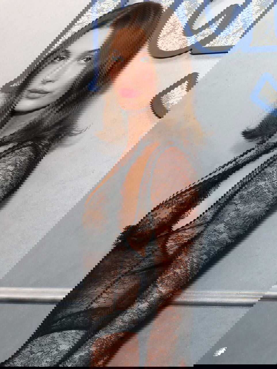 Хейли Бибер: откровенный образ на премьере