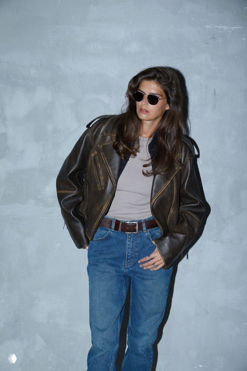 Флетлей на чёрно‑белой плитке: камера, глянец для губ, кольца и браслеты — акценты на мелких деталях образа и аксессуары.