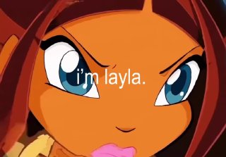 Кадр ретро-анимации Winx: Лейла в базовом образе крупным планом, выразительные глаза и подпись «i'm layla», тёплая цветовая гамма.