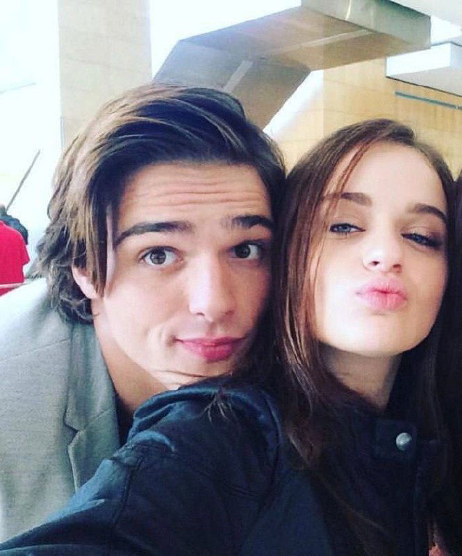 Селфи крупным планом: женщина и мужчина близко к камере, она строит губы, он смотрит в объектив — дружеский портретный кадр.