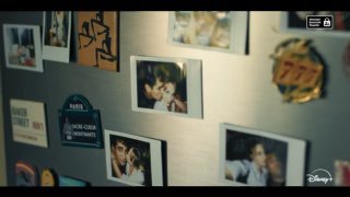 Коллаж полароидов и значков на стене, кадр из видеоматериалов и закулисных моментов, символичные фрагменты, связанные с сериалами и воспоминаниями.