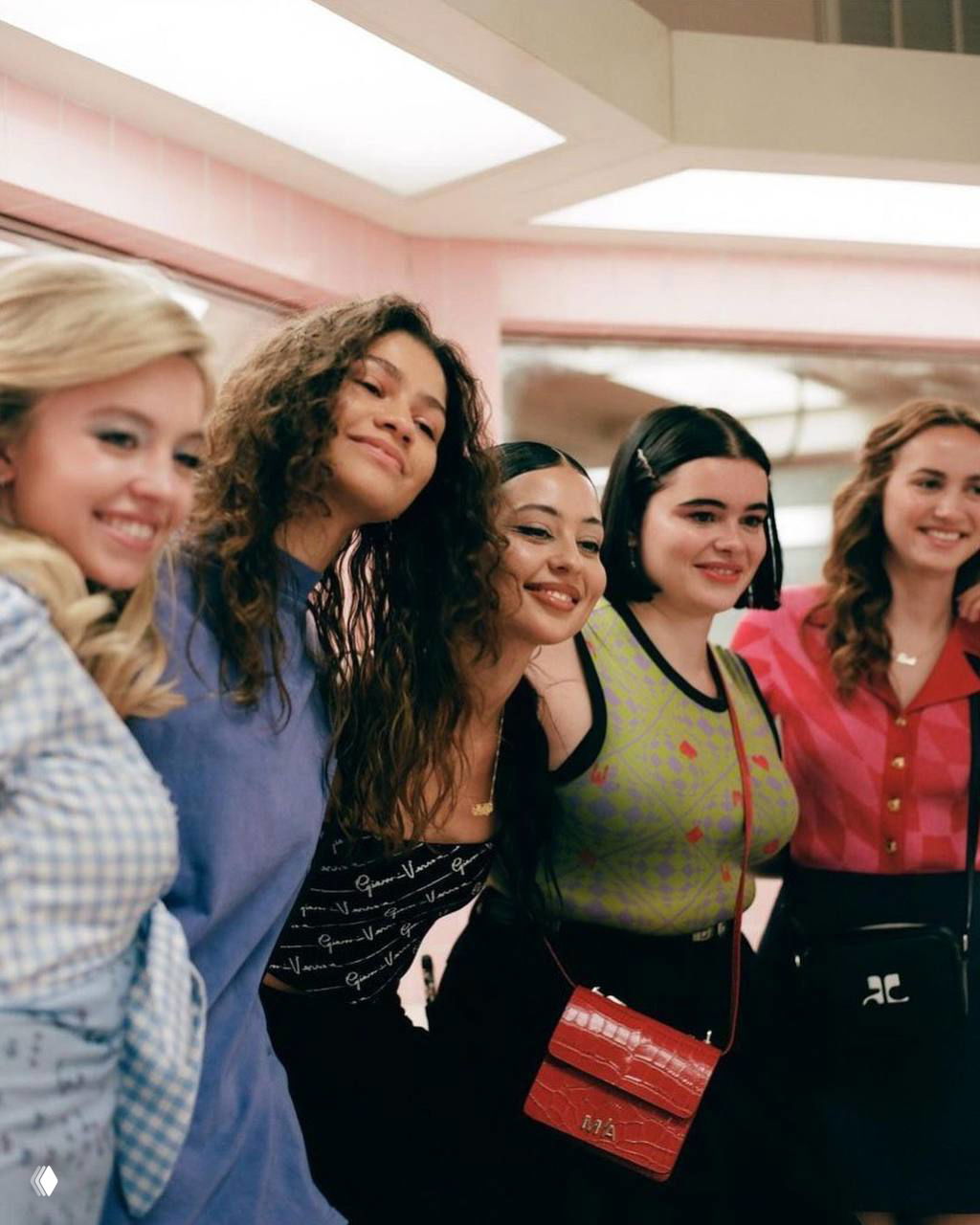 Группа актрис в гримёрке позирует вместе: дружеские жесты, сценический макияж и подготовка к сценам второго сезона сериала.