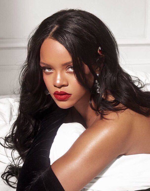 Венера в Овне: яркий макияж и алые губы