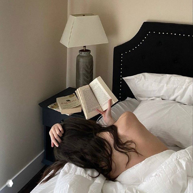 Искажённый фотокадр кровати с белым постельным бельём и силуэтом человека; сюрреалистический элемент в подборке эстетических снимков.