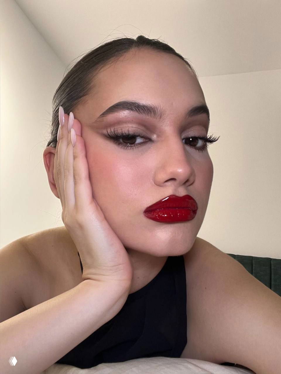 Крупный портрет девушки с глянцевыми тёмно-красными губами и выразительными ресницами; акцент на блеске и текстуре помады.