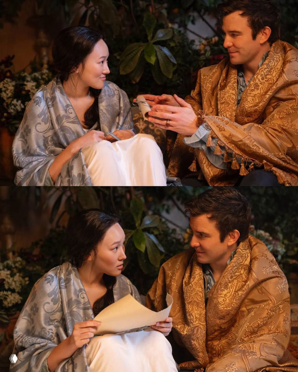 Пара в бальных костюмах в роскошном салоне: мужчина и рыжеволосая женщина стоят рядом под хрустальной люстрой, подчеркнуты золотые оттенки и детали одежды.