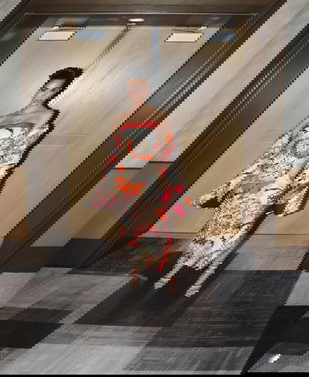 Ким Кардашьян в цветочном платье и босоножках — фото наряда из сериала «Все честно», выставленного на благотворительный аукцион.