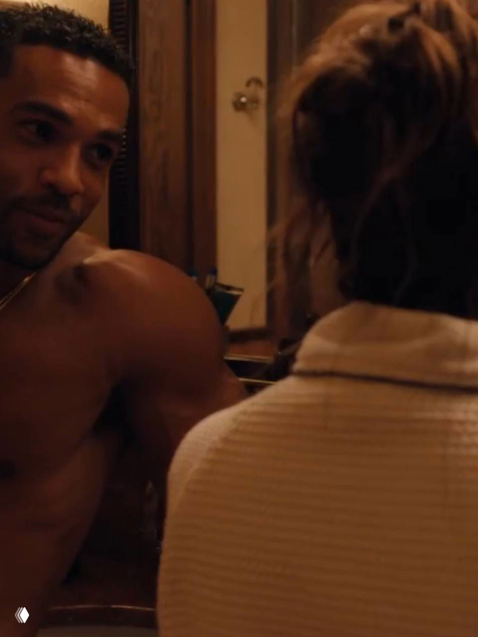 Альфи без рубашки беседует с Минди — интимный близкий кадр, отражающий напряжение между героями в пятом сезоне.