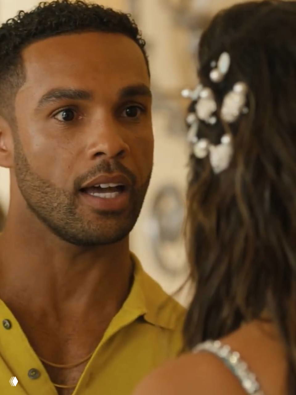 Крупный план лица Альфи с удивлённым выражением, в кадре видна часть Минди — эмоциональная сцена из пятого сезона.