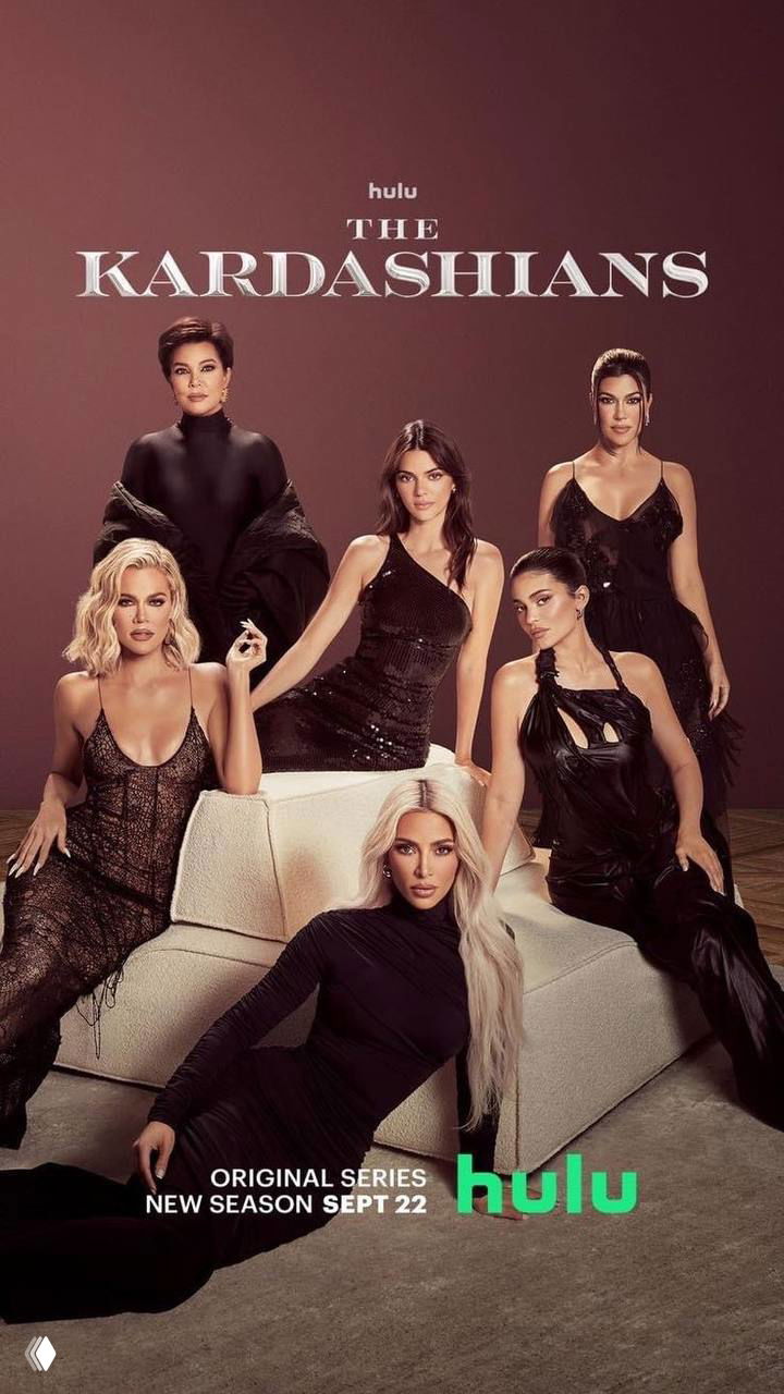 Рекламный постер телесериала с групповой фотографией женщин в тёмных нарядах и логотипом вещателя на коричневом фоне.