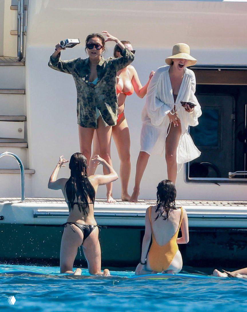 Группа девушек и Селена Гомес на борту яхты: компания друзей, купальники и камера папарацци фиксируют отдых на воде у побережья Лос-Кабоса.