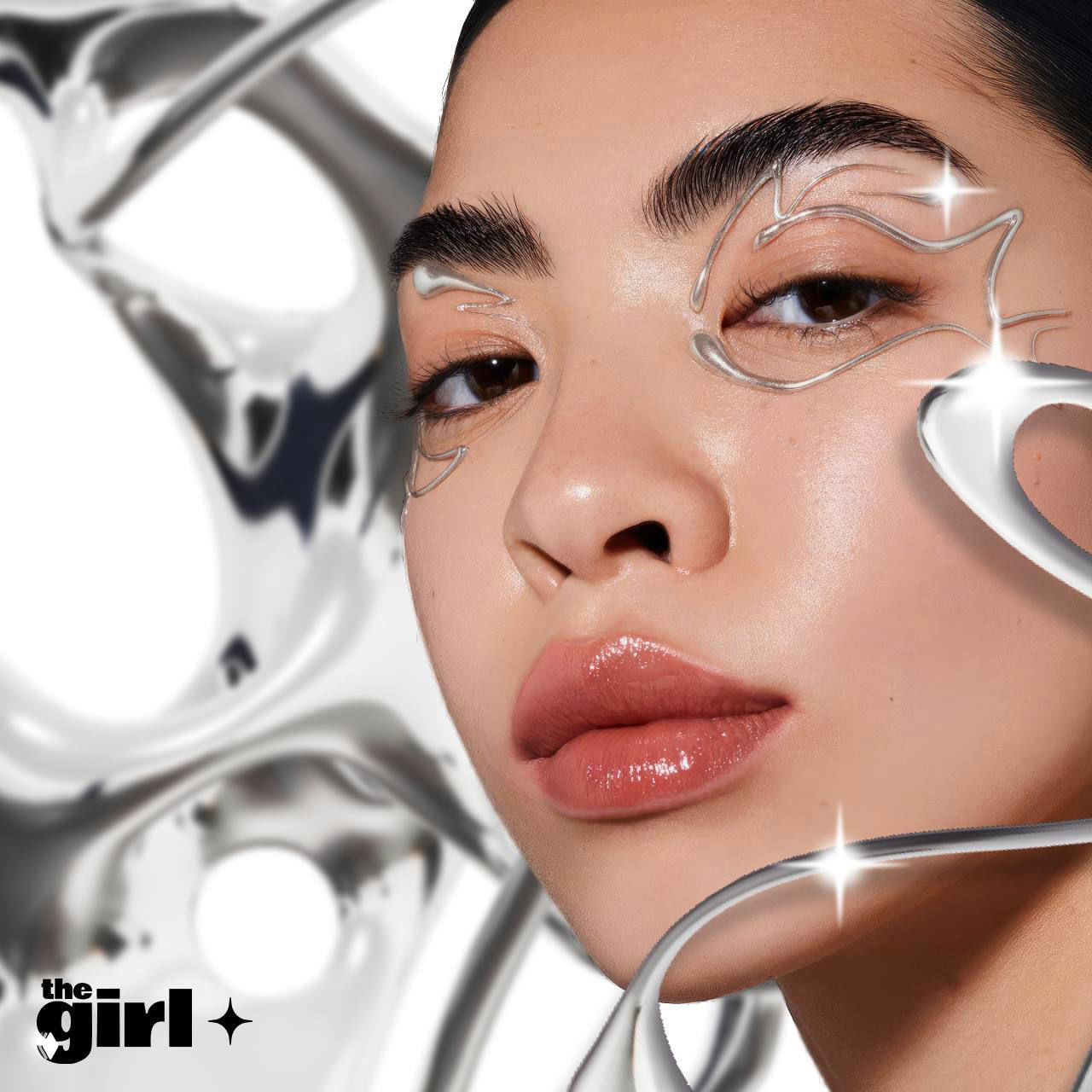 Крупный план лица модели с серебристыми графическими «межгалактическими» стрелками под глазами, видны глянцевые губы и сияющие акценты.