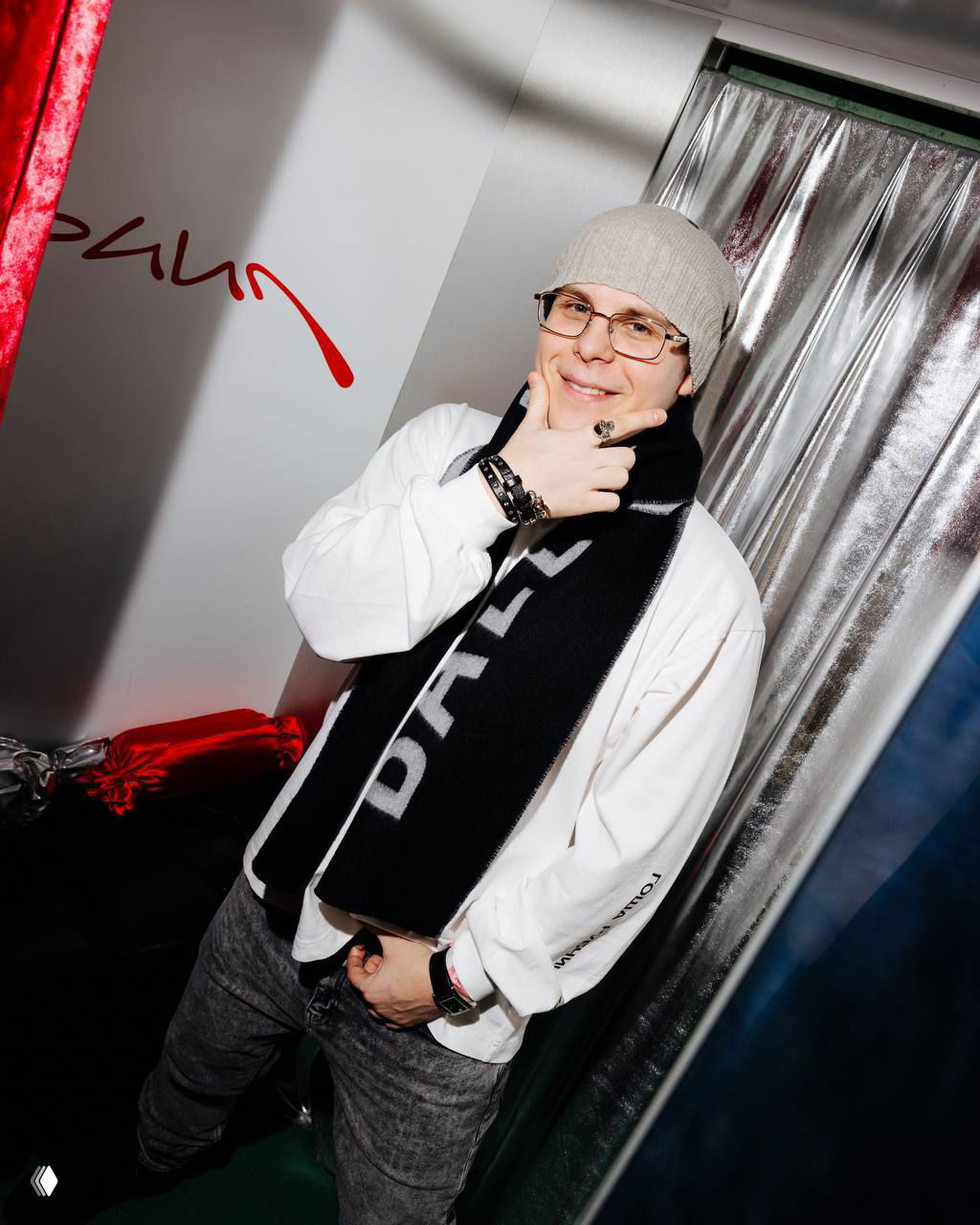 Фотография рэпера Токсиса: в шапке и очках, улыбается; изображение иллюстрирует его ответ в Telegram-посте