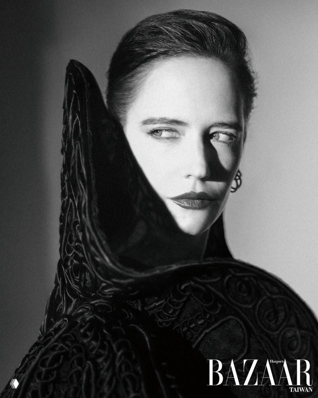 Чёрно-белый портрет в драматичном светотеневом рисунке: актриса в фактурном плаще в редакционной фотосессии для журнала.