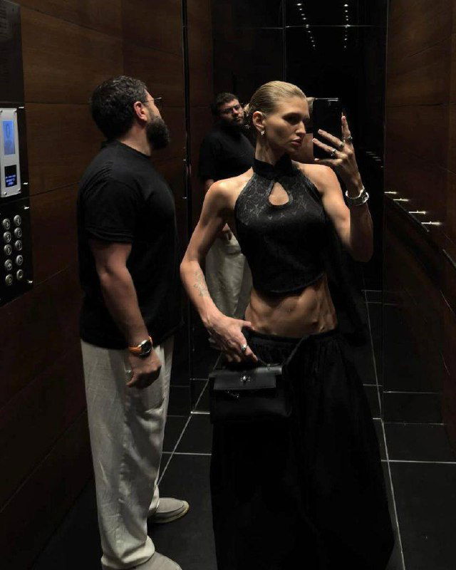 Искажённое пикселизированное фото людей на тёмном фоне с сильными цифровыми артефактами и диагональными полосами.