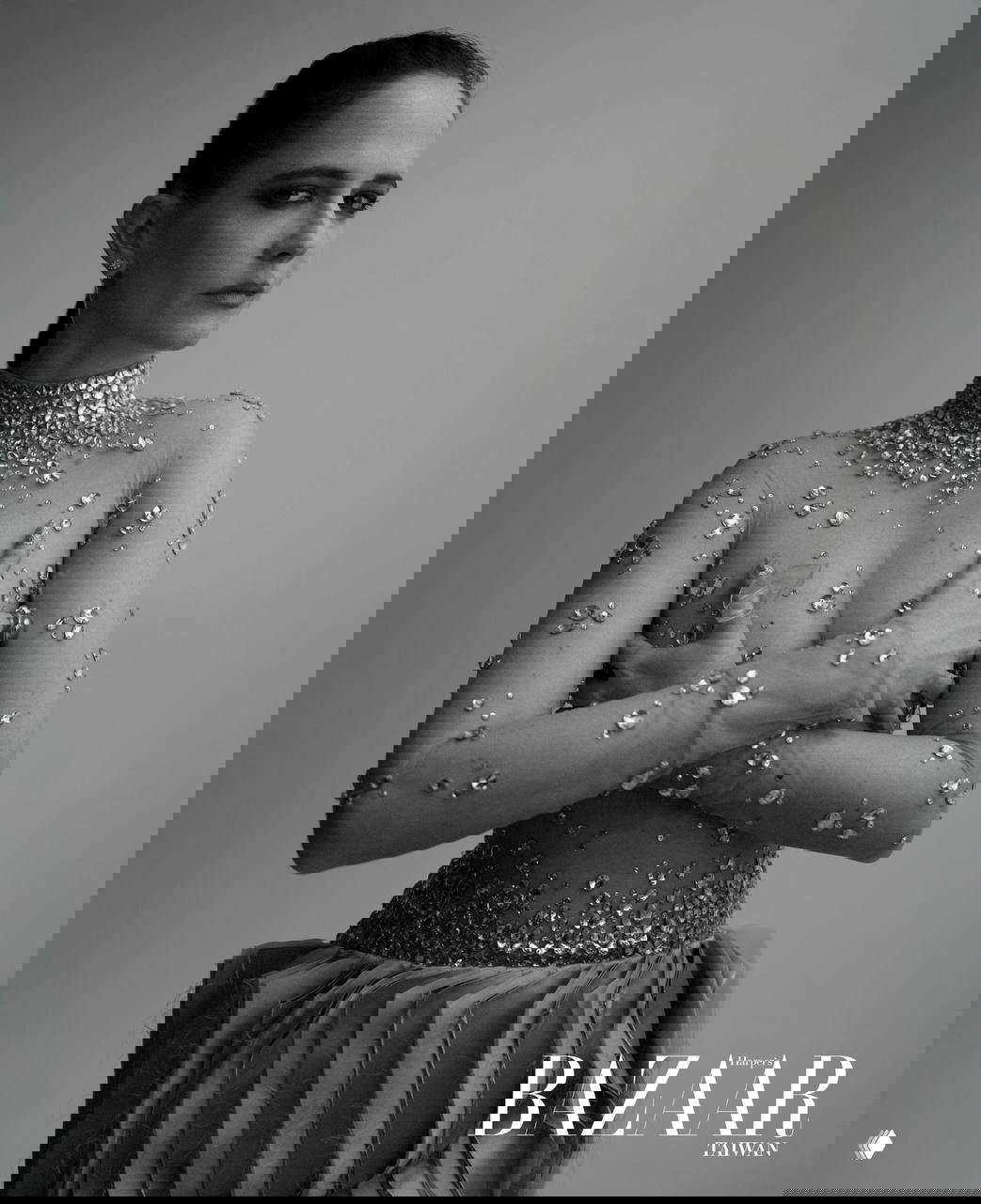 Чёрно-белый портрет актрисы в прозрачном декорированном платье с кристаллами — образ высокой моды из редакционной съёмки.