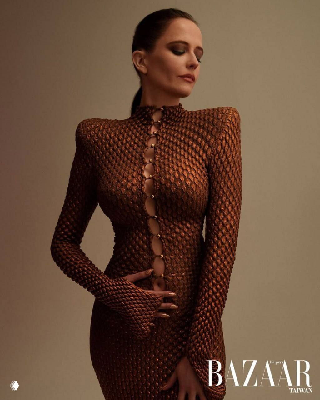 Актриса в коричневом облегающем платье с декоративными элементами — строгая поза и стилизация для журнальной съёмки.