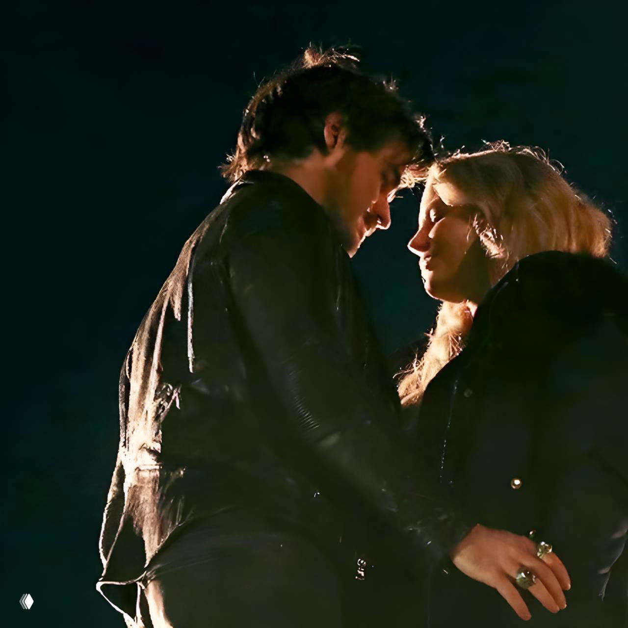 Ночная сцена при тусклом освещении: силуэты Эммы и Киллиана близко друг к другу, интимная атмосфера и свет, подчёркивающий лица.