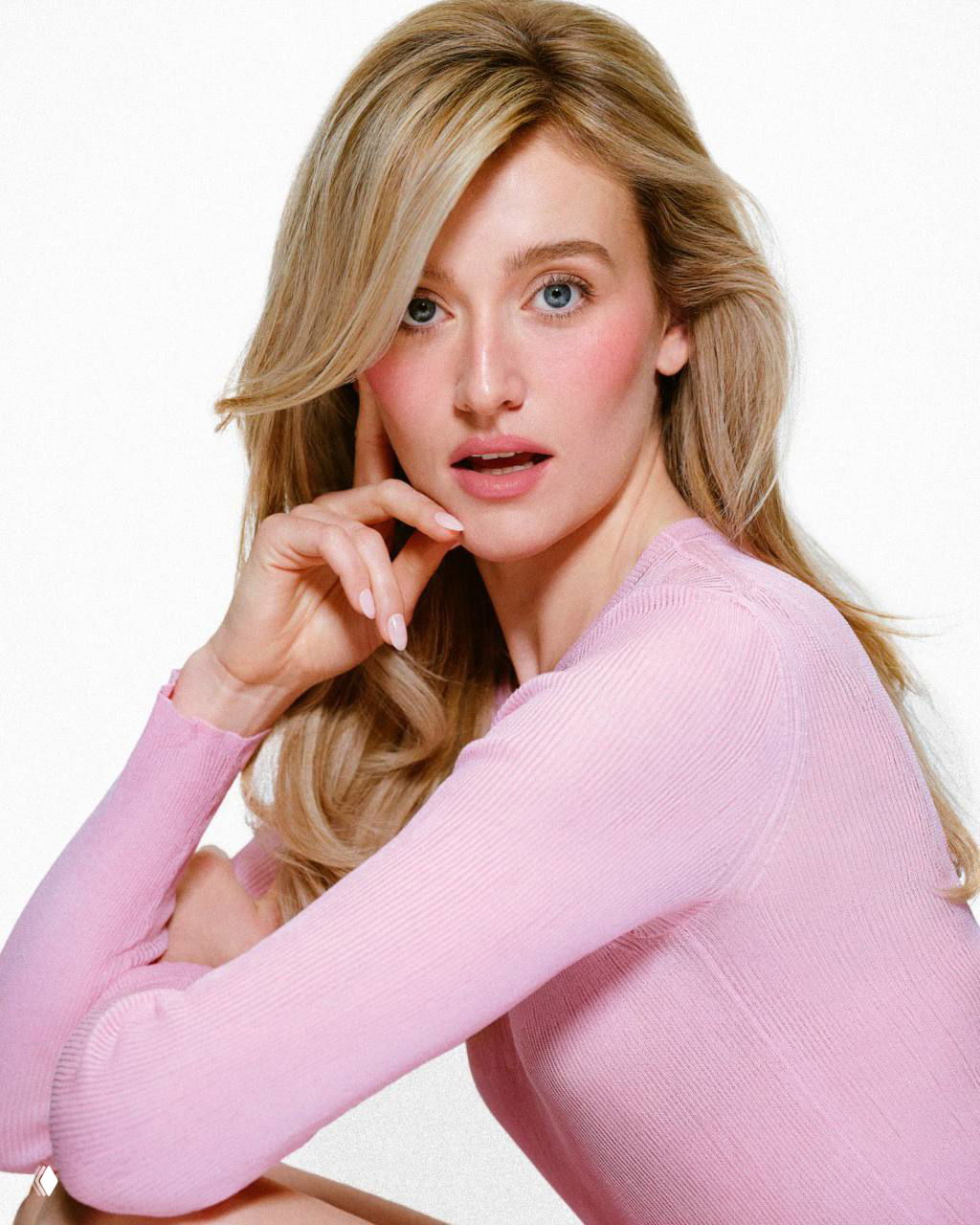 Портрет Сары Пиджон для кампании Rhode: крупный план лица в мягком розовом макияже, естественный образ и светлый фон.