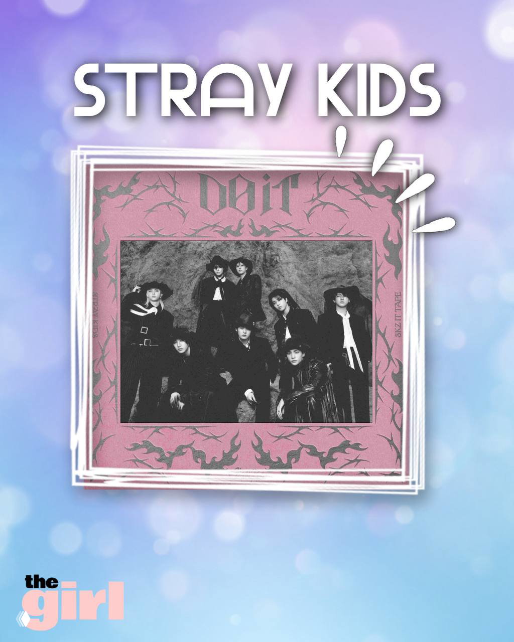 Групповая чёрно-белая фотография Stray Kids в тематическом оформлении рамки и розовой обложке мини-альбома «DO IT», участники в сценических образах.