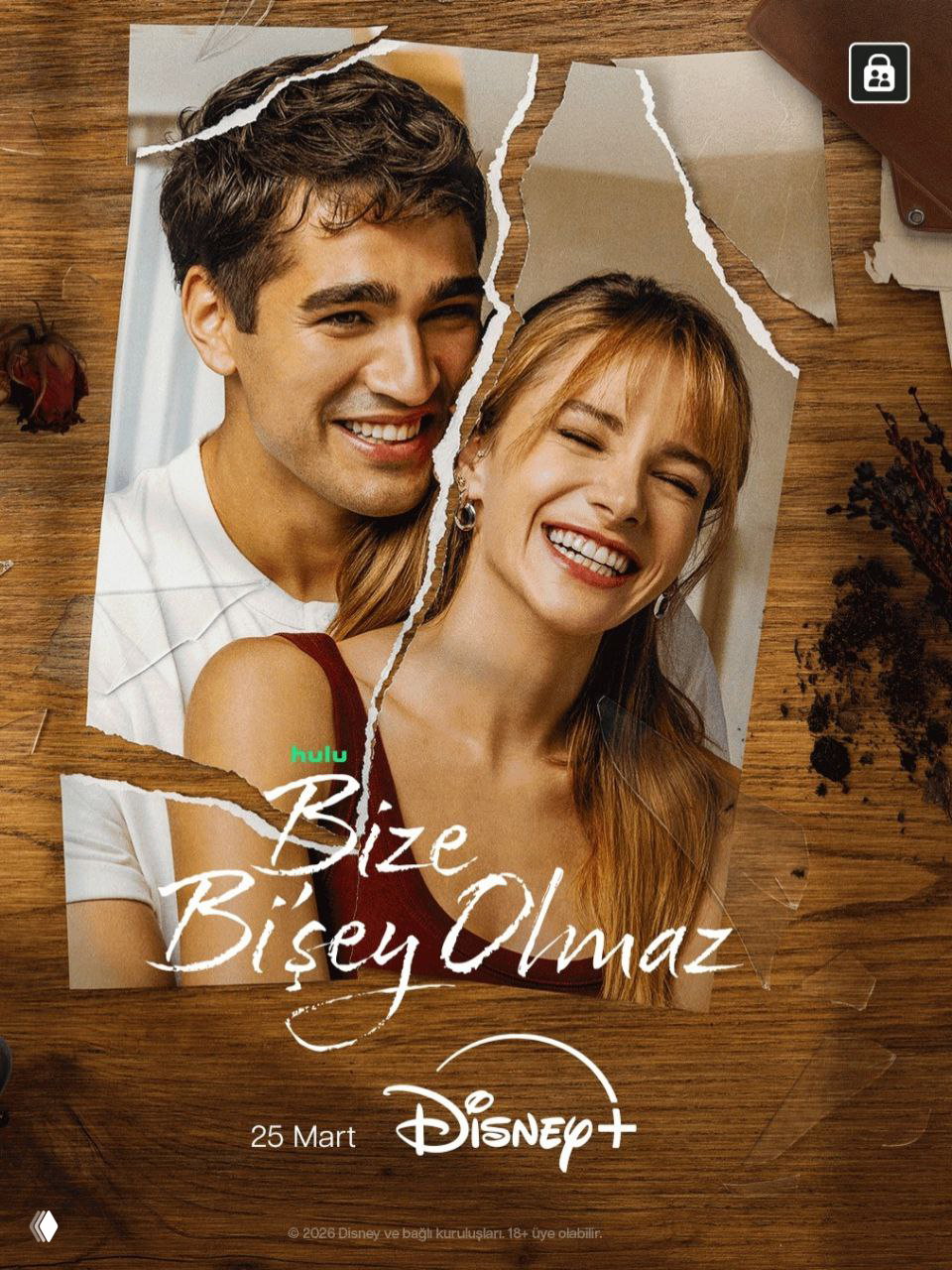 Коллаж‑постер с разорванной фотографией улыбающейся пары на деревянном фоне, заголовок и логотип Disney+, указана дата 25 марта.