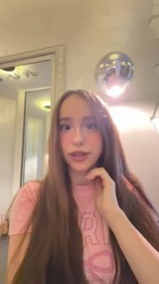 Видео/сторис с Марьяной Локель в комнате — портретный кадр, девушка говорит на камеру, фон с шаром и мягким светом.