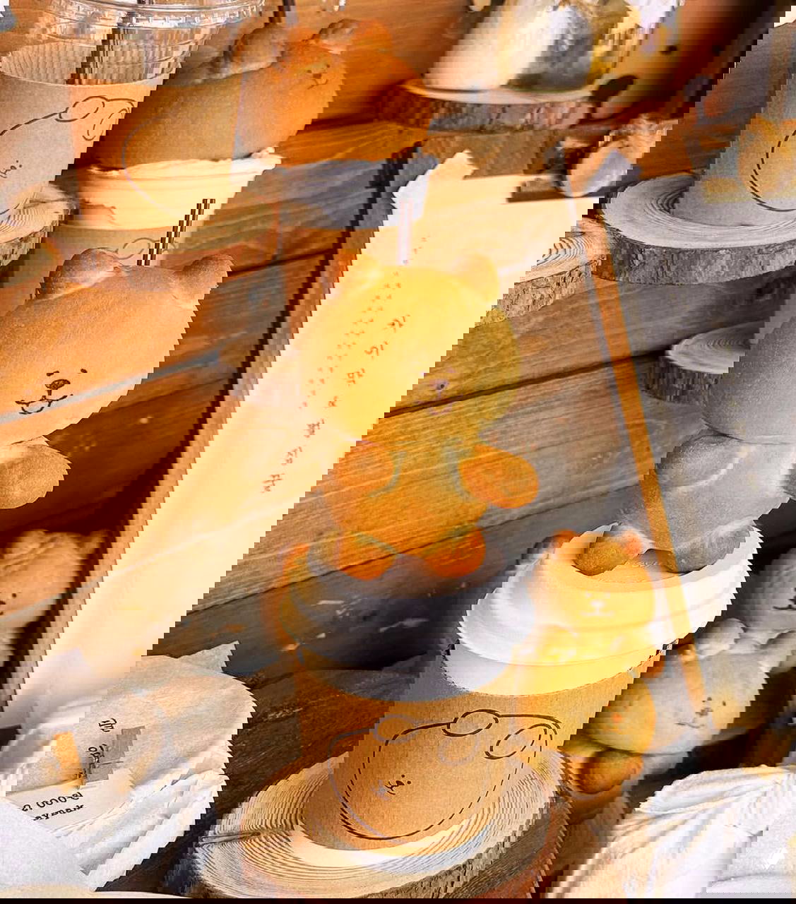 Фотография булочек с надписью «Salting Soon!», демонстрирующая тренд на солёный хлеб и предстоящее посыпание солью в корейских пекарнях.