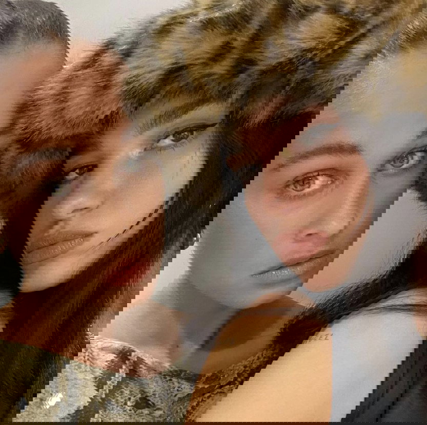 Крупный план двух женщин, одна в леопардовой пушистой шапке; селфи-стилистика, акцент на головном уборе, макияже и текстурах.