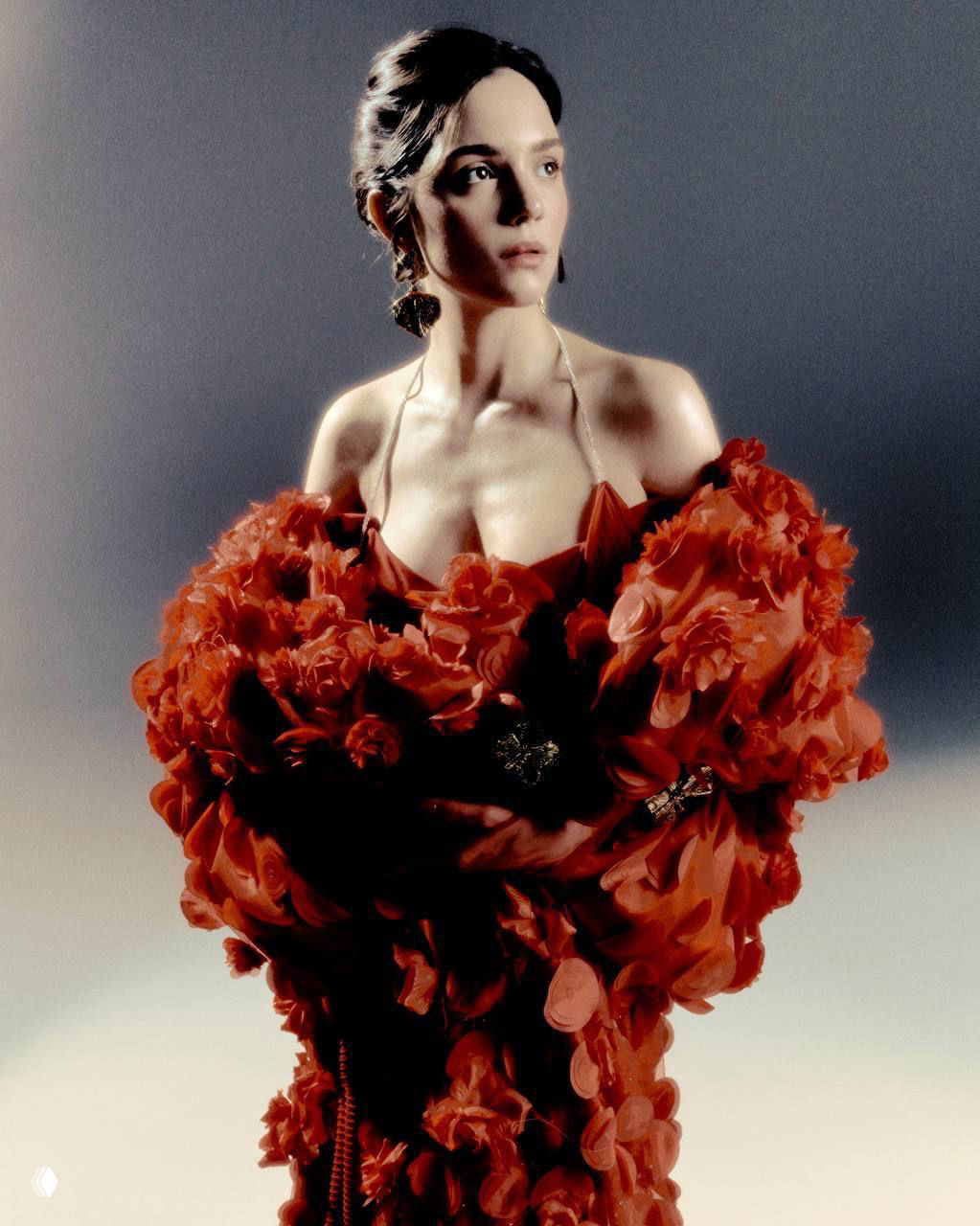 Силуэт в синем платье с рассеянным светом и декоративным мерцанием вокруг, фотографическая постановка создает ощущение движения и глубины.