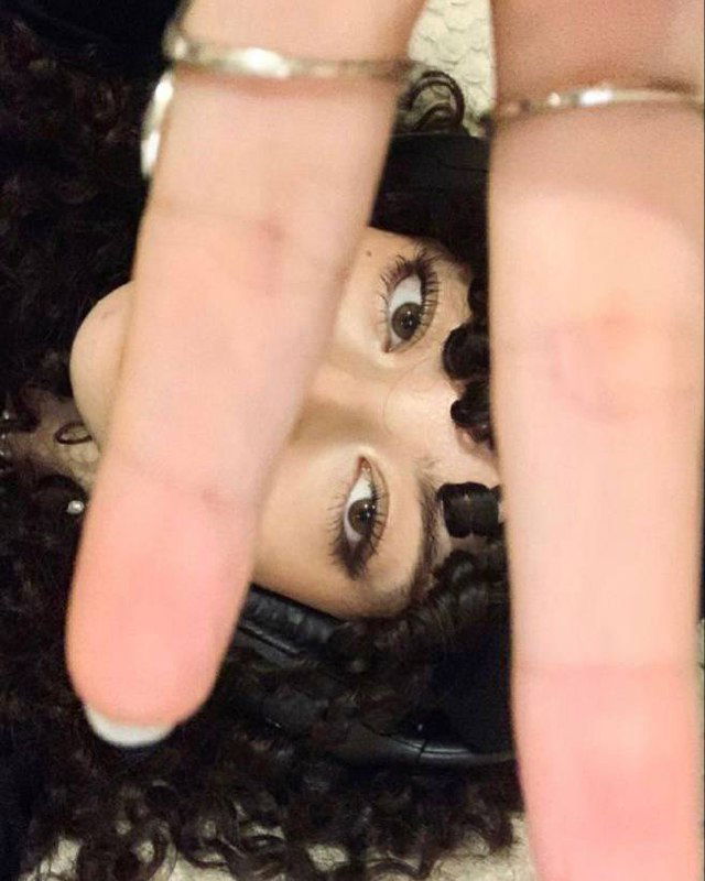 Абстрактное искажённое фото с полосами и дублированными фрагментами лица и рук, глитч‑эффект для экспериментальной съёмки.