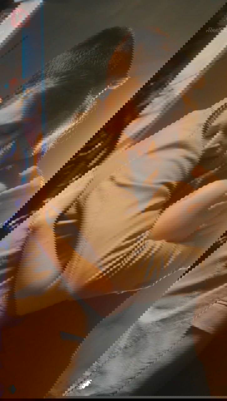 Пара обнимается в тёплом свете сцены; эмоциональный вертикальный фрагмент, передающий драматизм и семейные тайны мини‑сериала.